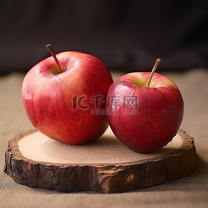 木树桩上的两个苹果