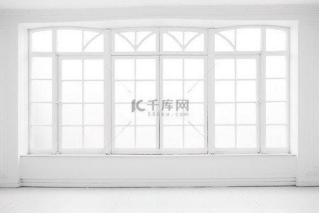 一间空荡荡的白色房间，有一扇白色的窗户