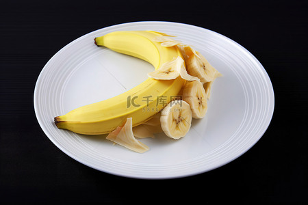 盘子上切片的香蕉