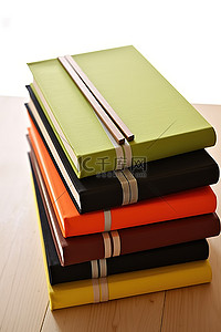 绿色黄色橙色粉色黑色银色和棕色笔记本
