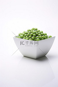 食蔬菜背景图片_白色背景下碗里的绿豌豆