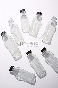 一组放置在白色背景中的塑料瓶