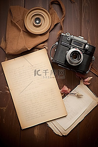 木质表面上的旧相机照片和纸张