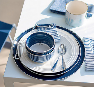餐桌布置，配有蓝色杯子盘子和杯垫