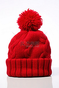 红色冬天背景图片_带有红色绒球的红色针织无檐便帽