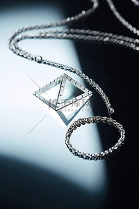 银色项链背景图片_带有银链的银色金字塔形项链