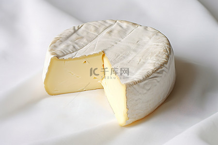 蓝莓奶酪背景图片_奶酪被切成两半，放在一张白纸上