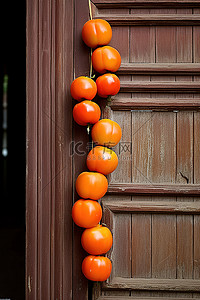 旧门背景图片_一堆西红柿坐在旧木门上