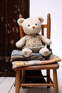 用品背景图片_一只毛绒熊坐在木椅周围