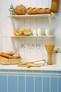 烘焙架子背景图片_白色的厨房，架子上放着面包和松饼