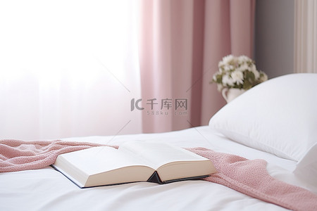 白色床背景图片_一本书躺在一张带窗帘的白色床上