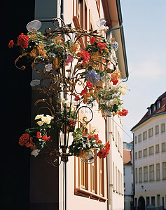 街边的柱子上装饰着鲜花