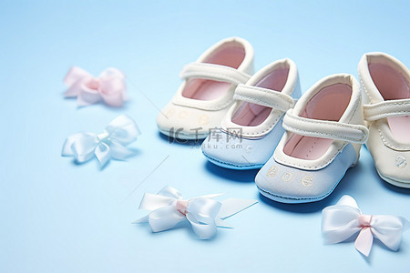 蓝色背景的女婴鞋子，上面写着字母