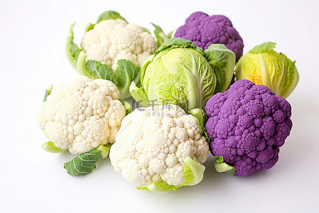 桌子上不同颜色的花椰菜的图片