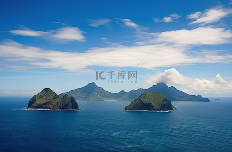 背景海背景图片_海洋中的三个岛屿，有云彩蓝天和其他东西
