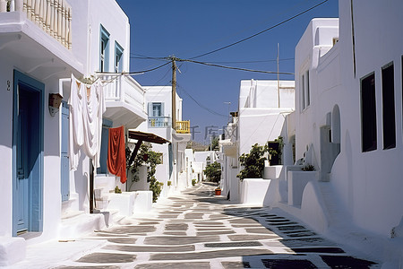 一条白色的狭窄街道，两旁都是白色的建筑