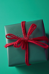 红色包装背景背景图片_绿色背景上带有紫色蝴蝶结的红色包装礼物