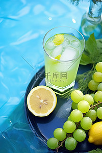 蓝色桌面视图上有葡萄和葡萄的柠檬汁
