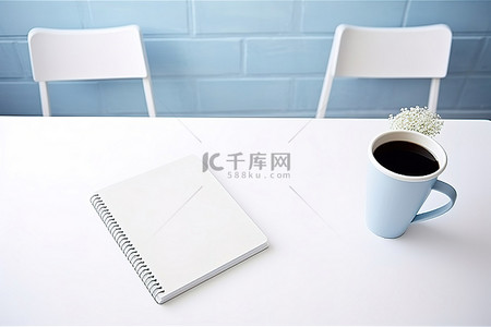 一张白色的桌子和一本书