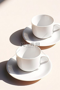 碟子胡萝卜背景图片_白色表面上的两个白色杯碟和碟子