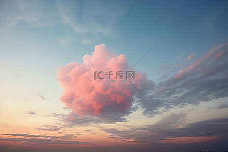 粉红云彩背景图片_夕阳下的粉红云彩