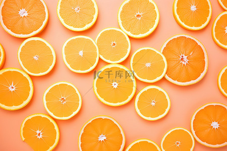 粉红色背景上的几片橙子