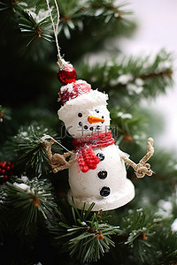 小朋友推雪人背景图片_圣诞树前的雪人