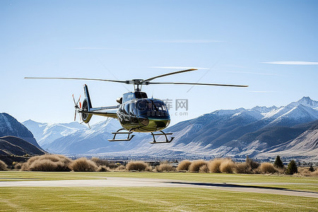 直升机在滑雪场顶部