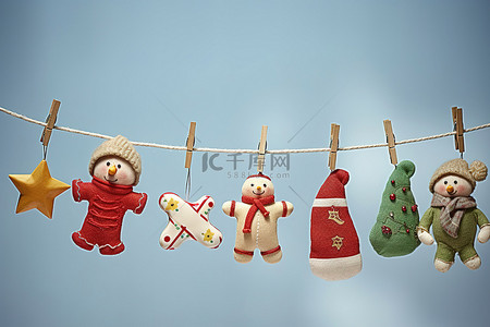 挂在晾衣绳上的圣诞装饰品