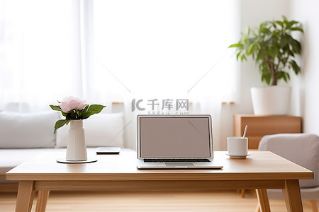 桌子上的背景图片_房间桌子上的一台白色电脑