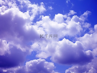 阳光背景蓝色背景图片_蓝色背景中的云彩在吹拂