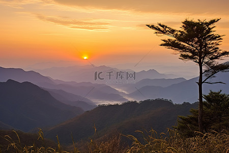 太阳从越南的山景中升起