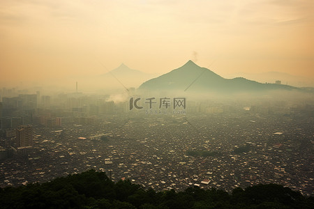 霾背景图片_一座山俯瞰着雾霾笼罩的城市