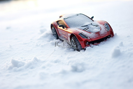 一辆遥控车坐在雪地里