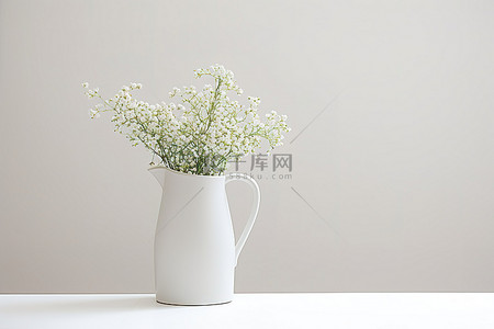 一个装满鲜花的白色水罐