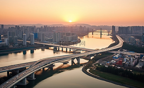 日落时现代城和城市大桥的鸟瞰图