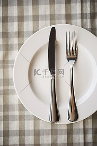 盘子上的餐具叉刀和器皿