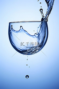 蓝色背景上玻璃杯中飞溅的液体