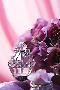 一套粉色钻石戒指的紫色玻璃花瓶，里面装满了鲜花