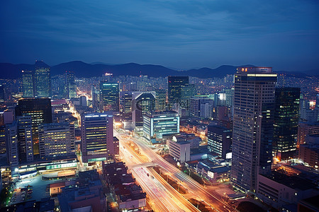 天空与城市背景图片_黄昏时的首尔天际线与城市灯光