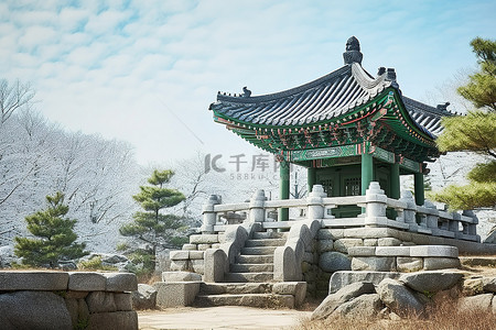 在冰冷的蓝色风景前的古韩国宝塔