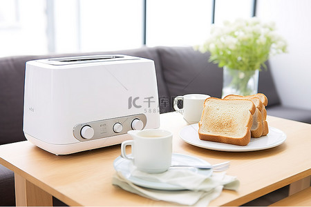 面包咖啡桌子背景图片_咖啡桌旁边的电动烤面包机