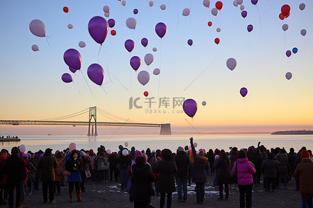 广安里背景图片_人们聚集在海滩上，气球飞舞
