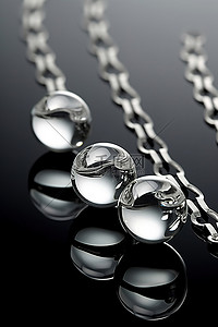 链条锯条背景图片_透明玻璃珠和链条