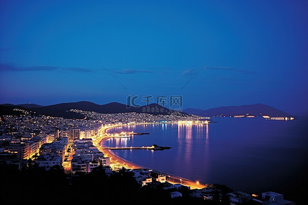 夜间大海背景图片_夜间的雅典城，远处是蓝色的大海
