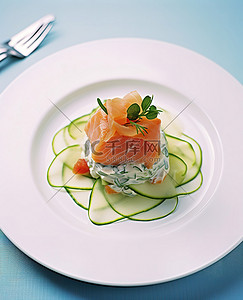 特写桌面背景图片_白盘上的三文鱼和黄瓜