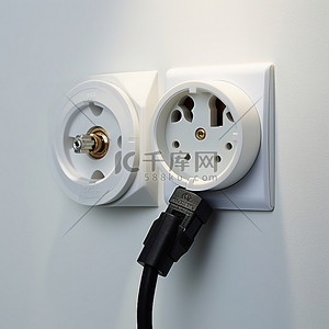 插头背景图片_白色壁挂式插座放置在两个电源插头上