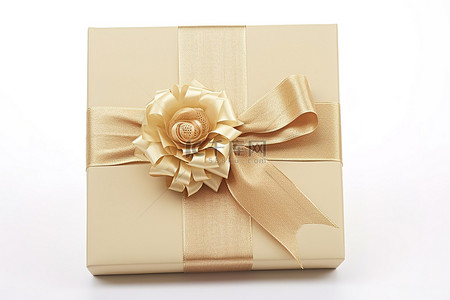 金色标签丝带背景图片_白色背景上有金色装饰丝带和礼品标签的礼品盒