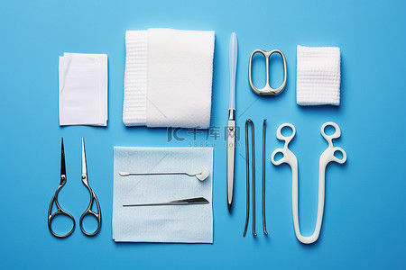 蓝色背景中的两根绷带和手术工具