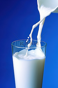 一杯牛奶倒在蓝色背景上